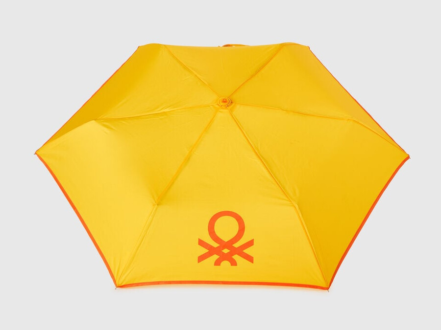 gelber regenschirm