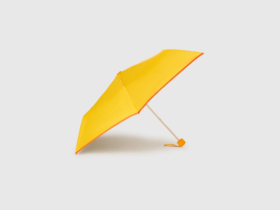 gelber regenschirm