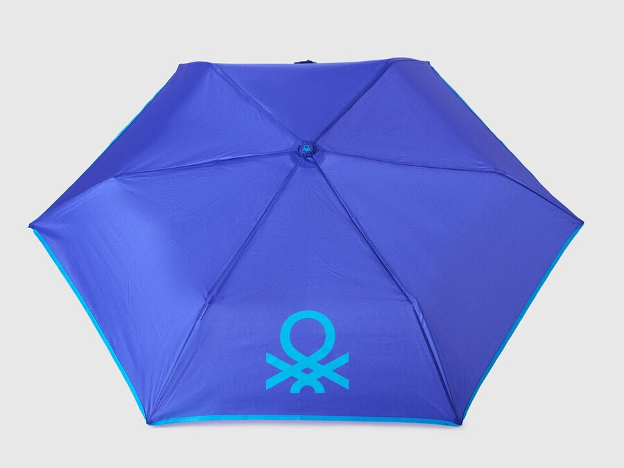 blauer regenschirm