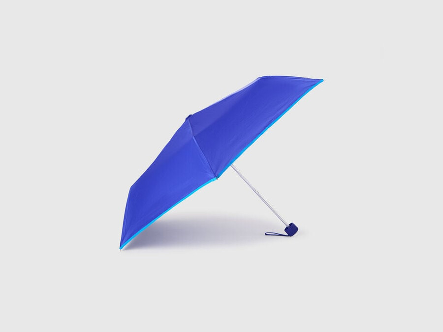 blauer regenschirm