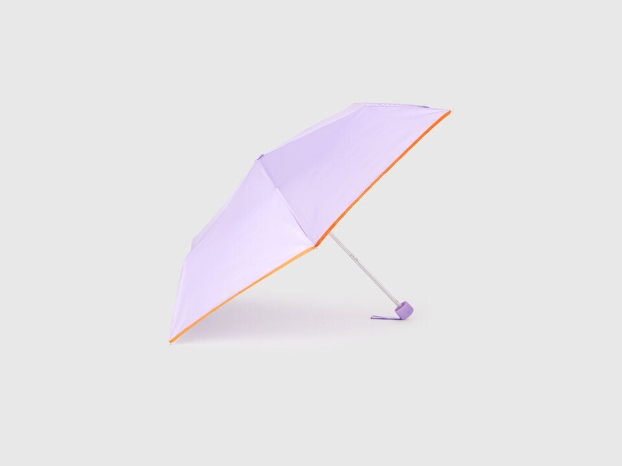 fliederfarbener regenschirm