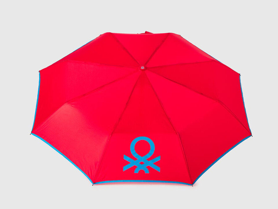 roter regenschirm