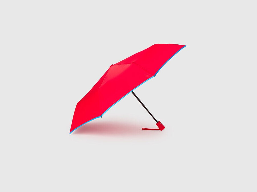 roter regenschirm