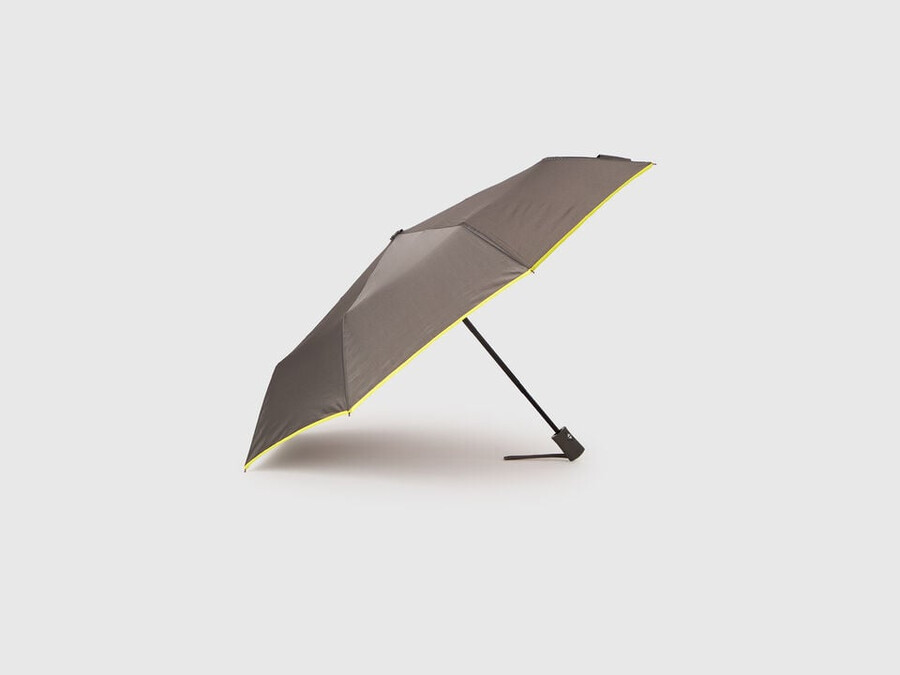 grauer regenschirm