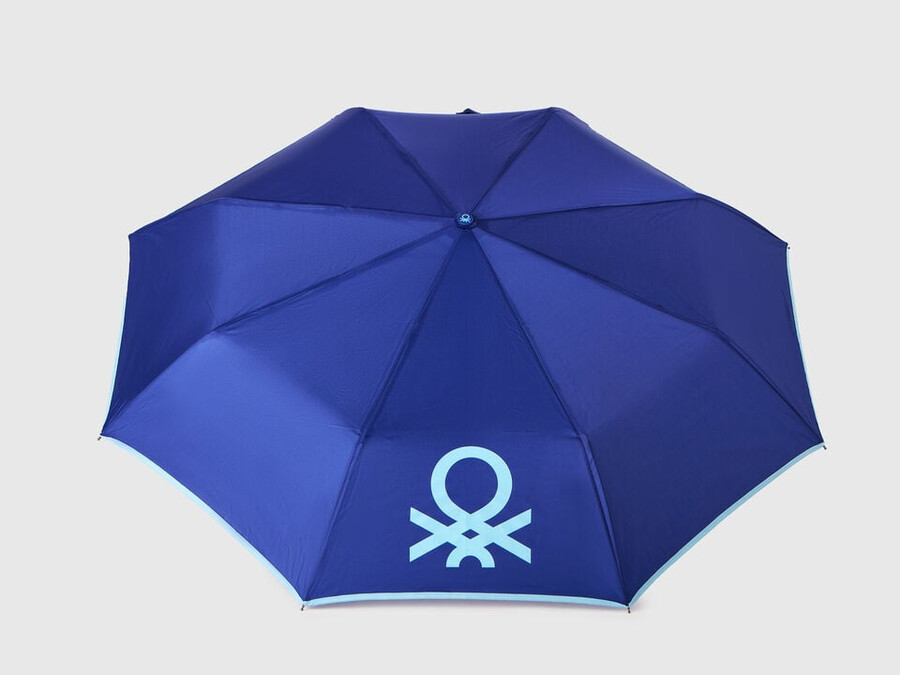 blauer regenschirm