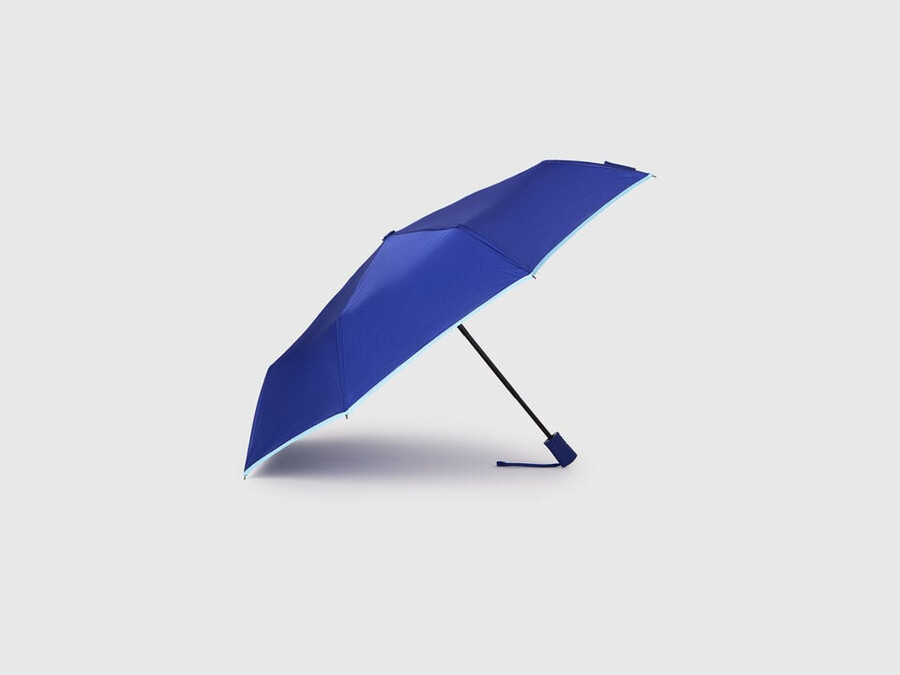 blauer regenschirm