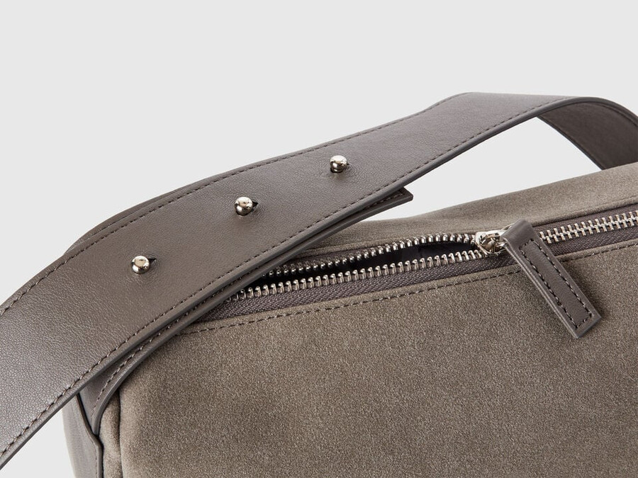 schultertasche in wildlederoptik