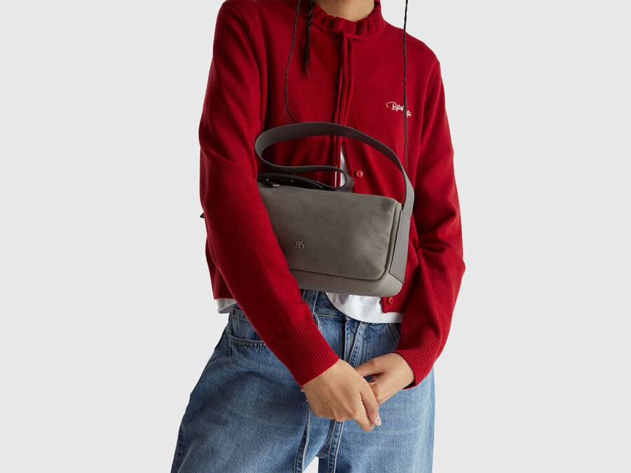 schultertasche in wildlederoptik