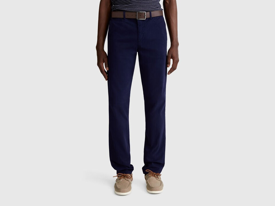 dunkelblaue chinos in schmaler passform