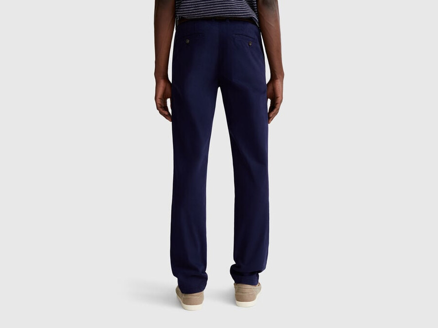 dunkelblaue chinos in schmaler passform