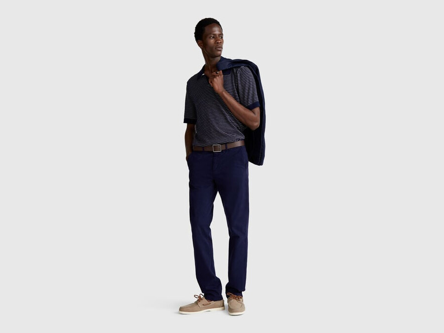 dunkelblaue chinos in schmaler passform