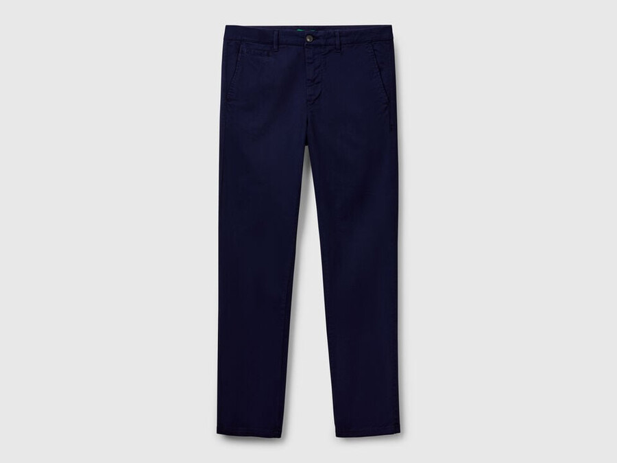 dunkelblaue chinos in schmaler passform