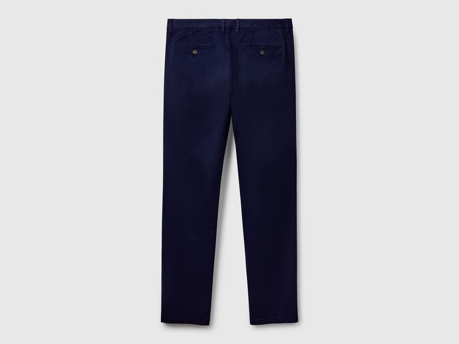 dunkelblaue chinos in schmaler passform