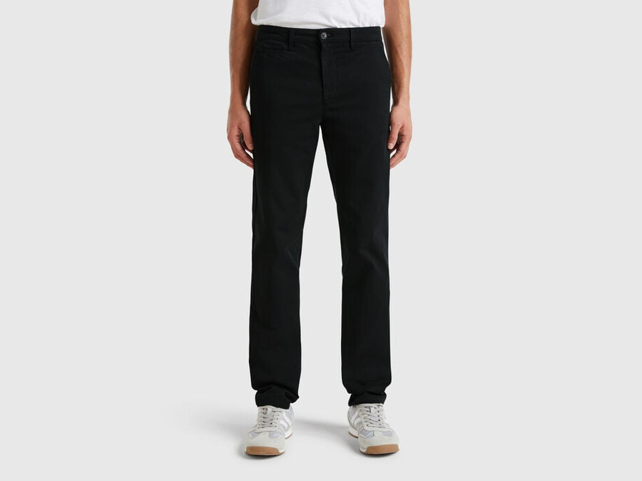 schwarze chino in schmaler passform