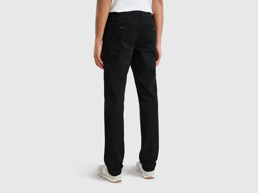 schwarze chino in schmaler passform