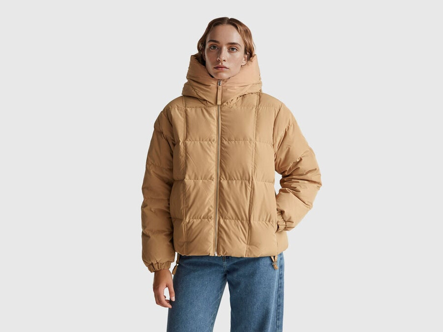 kurze daunenjacke mit füllung aus recycelten federn