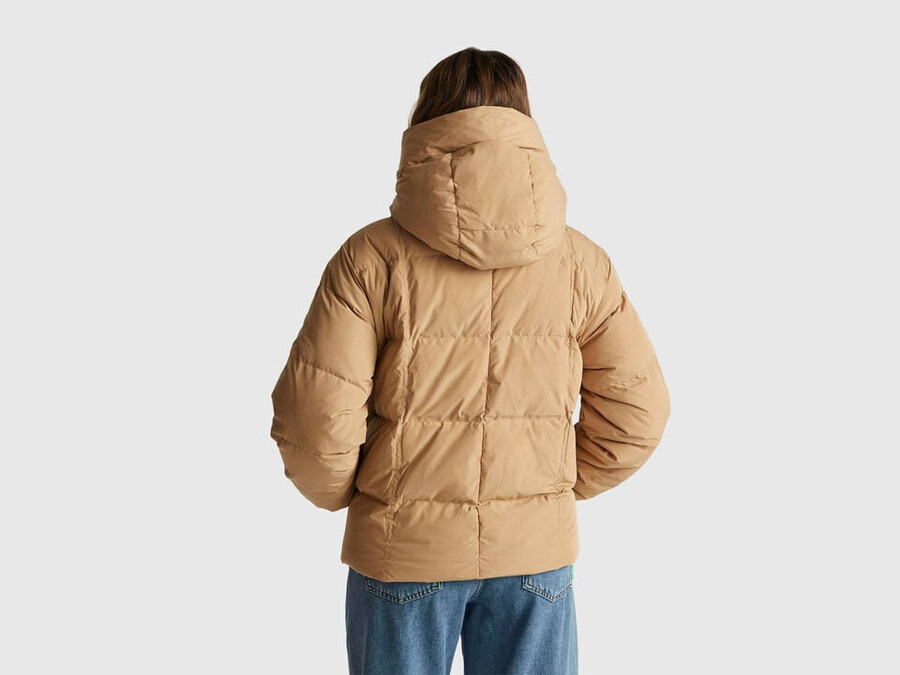 kurze daunenjacke mit füllung aus recycelten federn