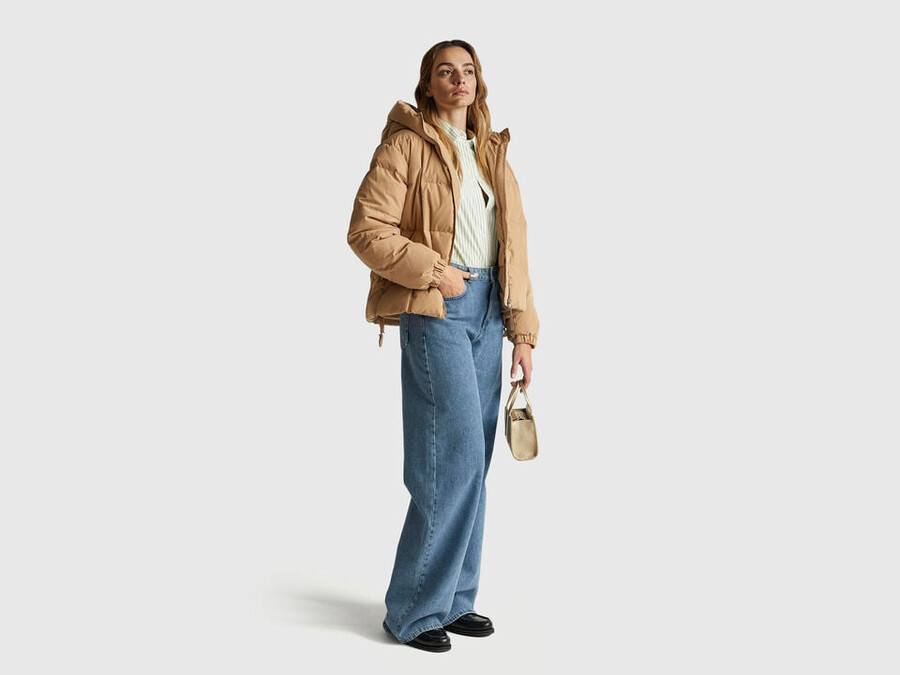kurze daunenjacke mit füllung aus recycelten federn