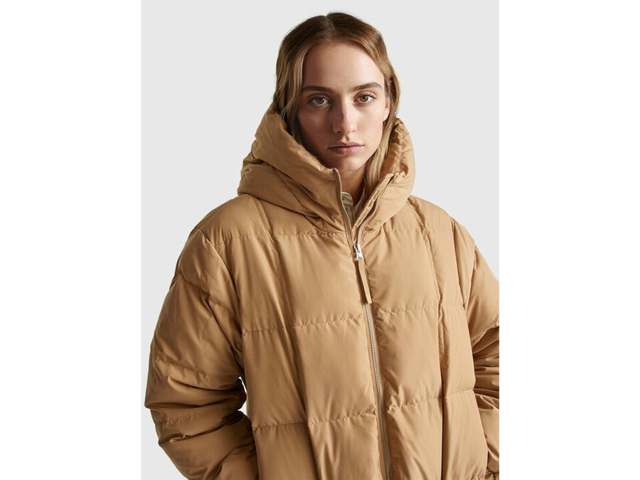 kurze daunenjacke mit füllung aus recycelten federn