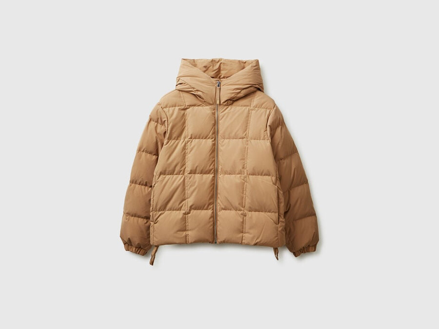 kurze daunenjacke mit füllung aus recycelten federn