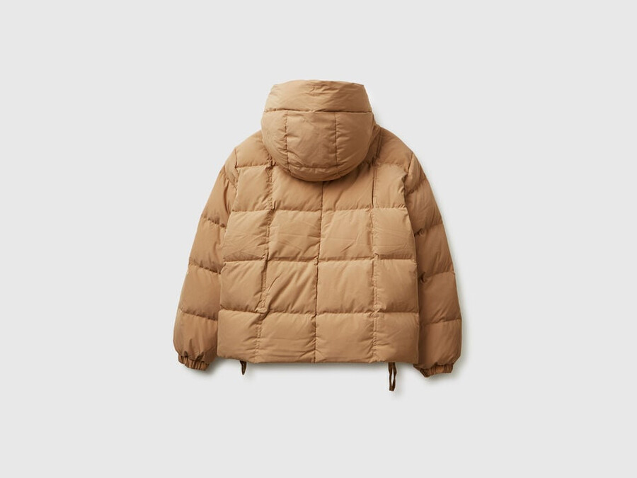 kurze daunenjacke mit füllung aus recycelten federn
