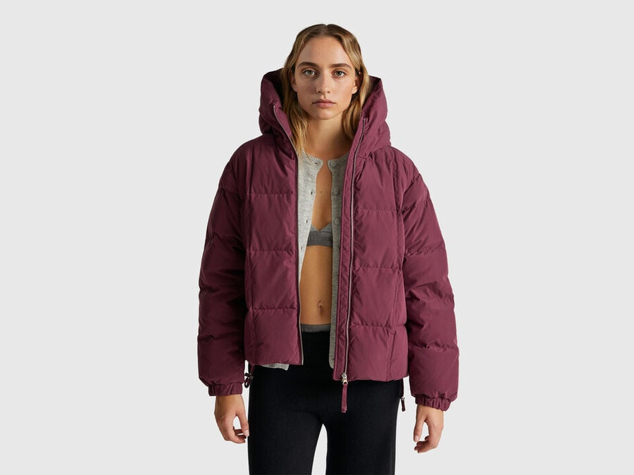 kurze daunenjacke mit füllung aus recycelten federn