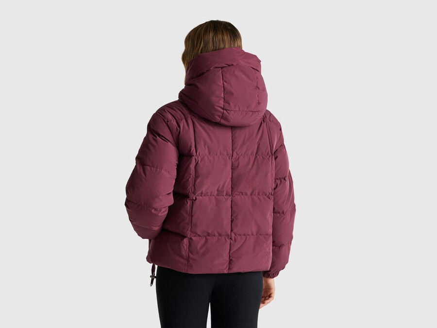 kurze daunenjacke mit füllung aus recycelten federn