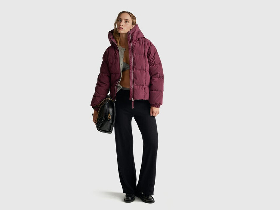 kurze daunenjacke mit füllung aus recycelten federn