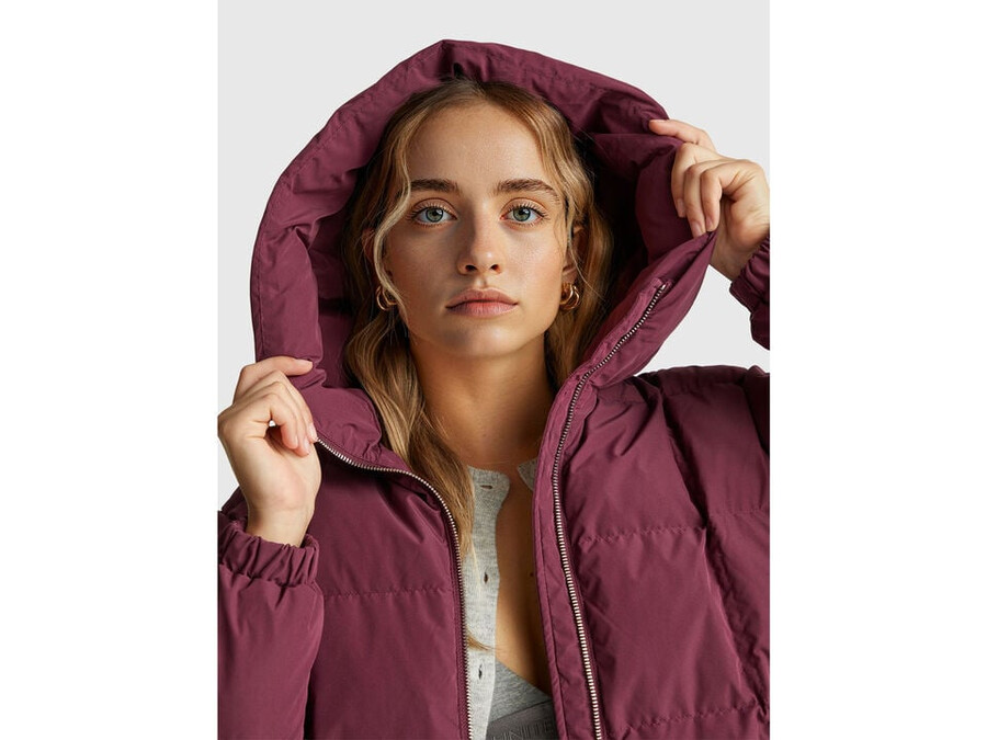 kurze daunenjacke mit füllung aus recycelten federn
