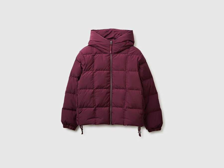 kurze daunenjacke mit füllung aus recycelten federn