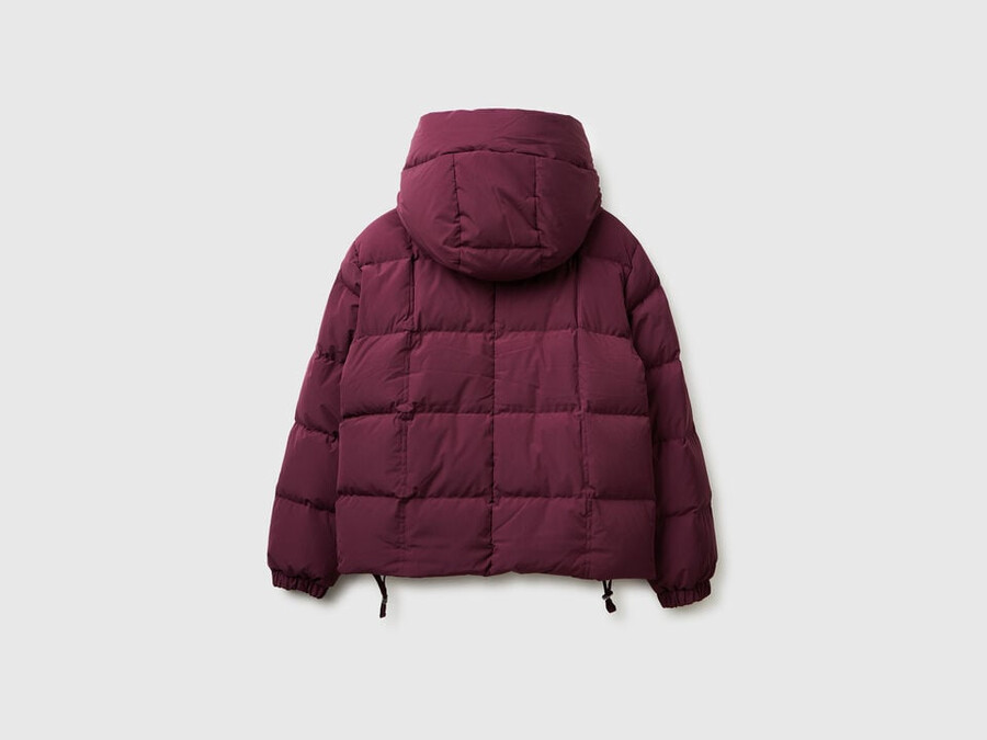 kurze daunenjacke mit füllung aus recycelten federn