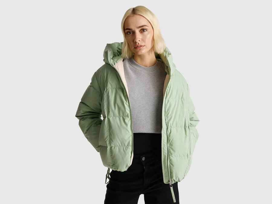 kurze daunenjacke mit füllung aus recycelten federn