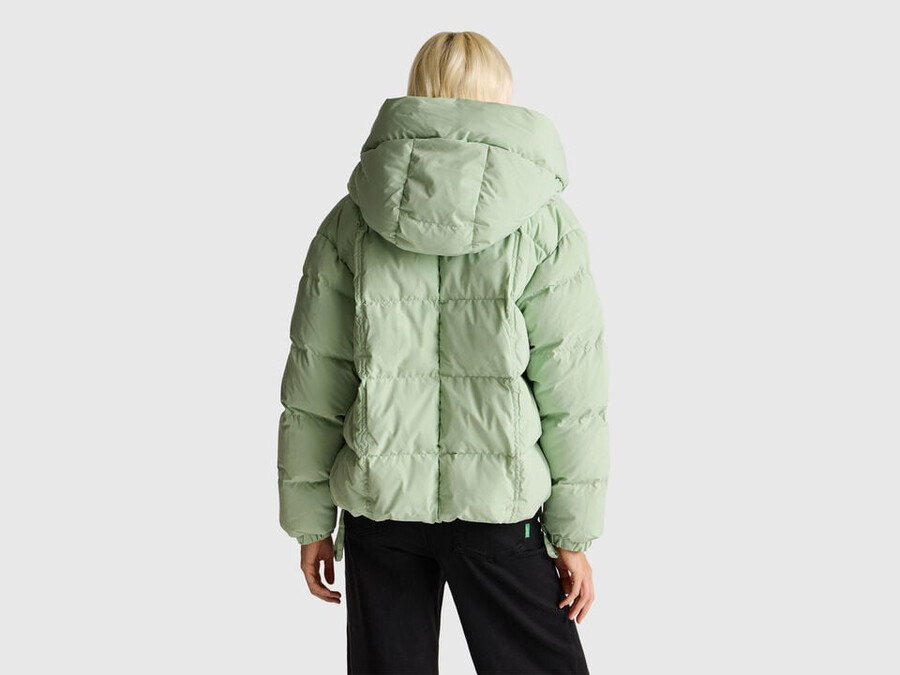 kurze daunenjacke mit füllung aus recycelten federn