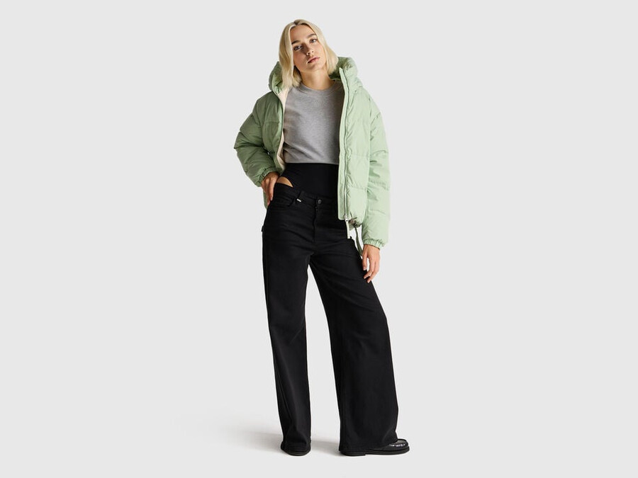 kurze daunenjacke mit füllung aus recycelten federn
