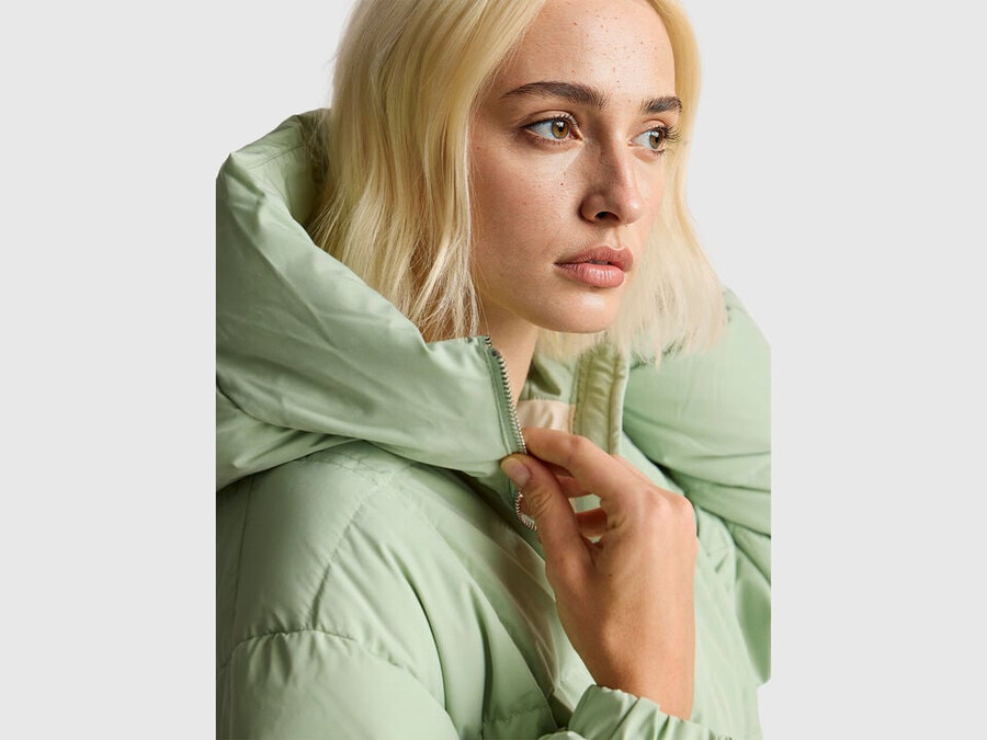 kurze daunenjacke mit füllung aus recycelten federn