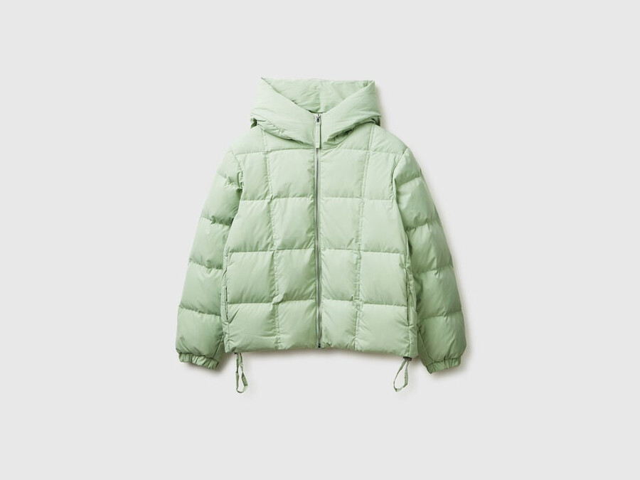 kurze daunenjacke mit füllung aus recycelten federn