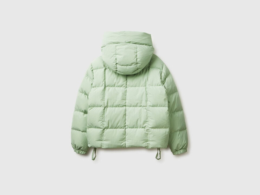 kurze daunenjacke mit füllung aus recycelten federn