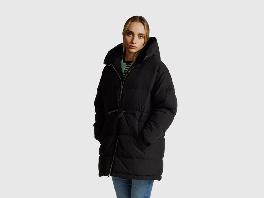lange daunenjacke mit füllung aus recycelten federn