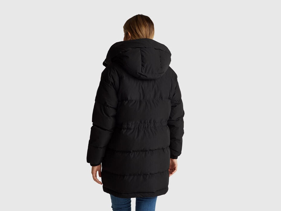lange daunenjacke mit füllung aus recycelten federn