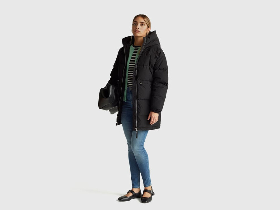lange daunenjacke mit füllung aus recycelten federn