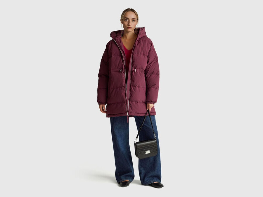 lange daunenjacke mit füllung aus recycelten federn