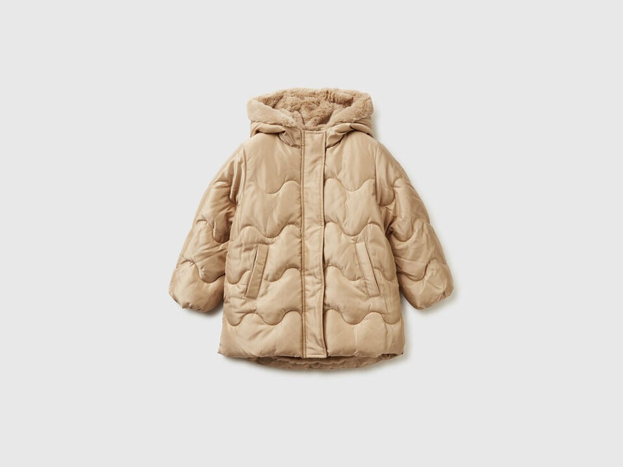 glänzende nylonjacke