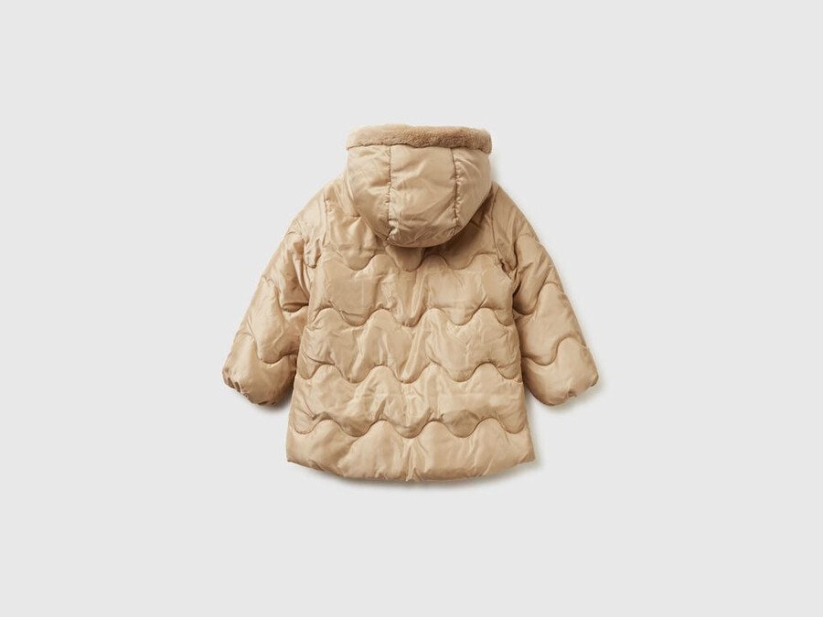 glänzende nylonjacke