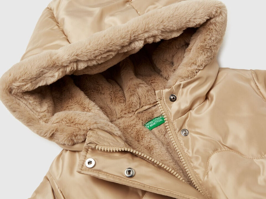 glänzende nylonjacke