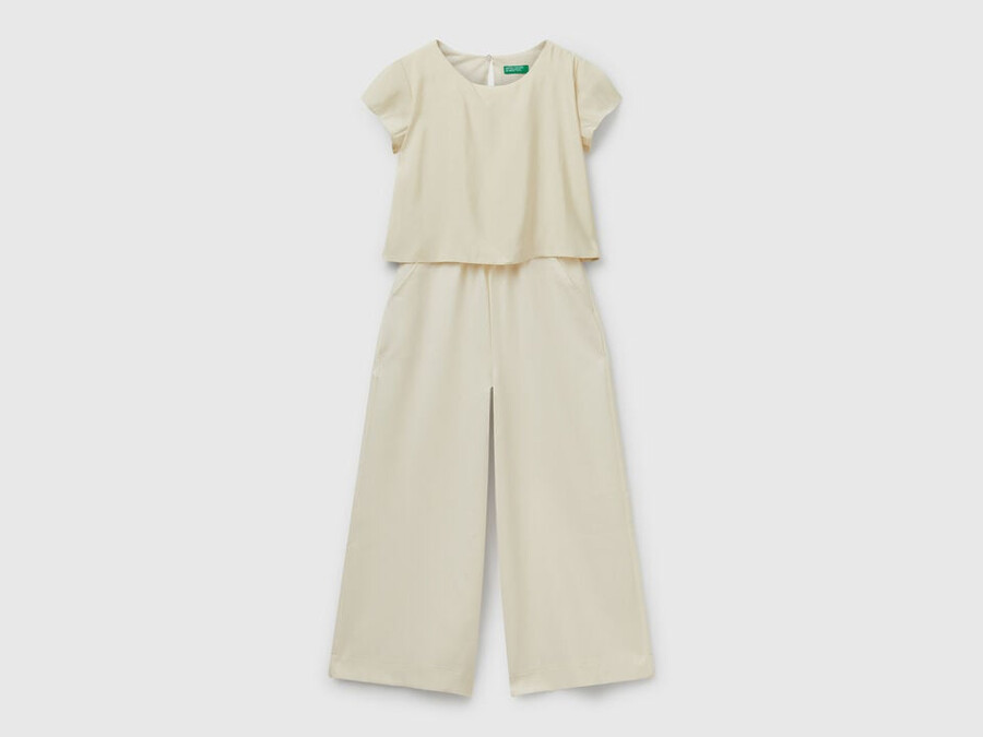 fließender jumpsuit mit kurzen Ärmeln
