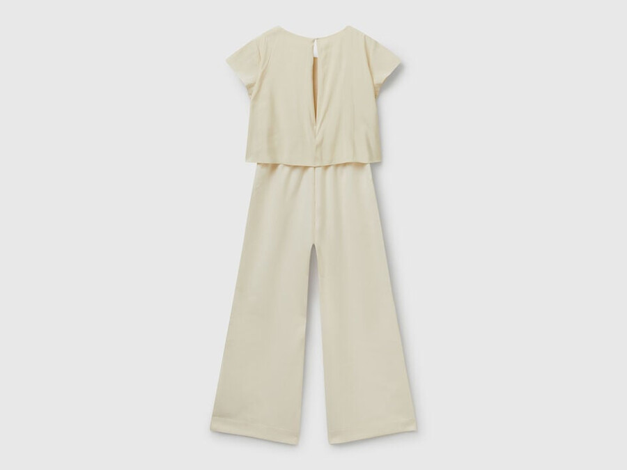 fließender jumpsuit mit kurzen Ärmeln