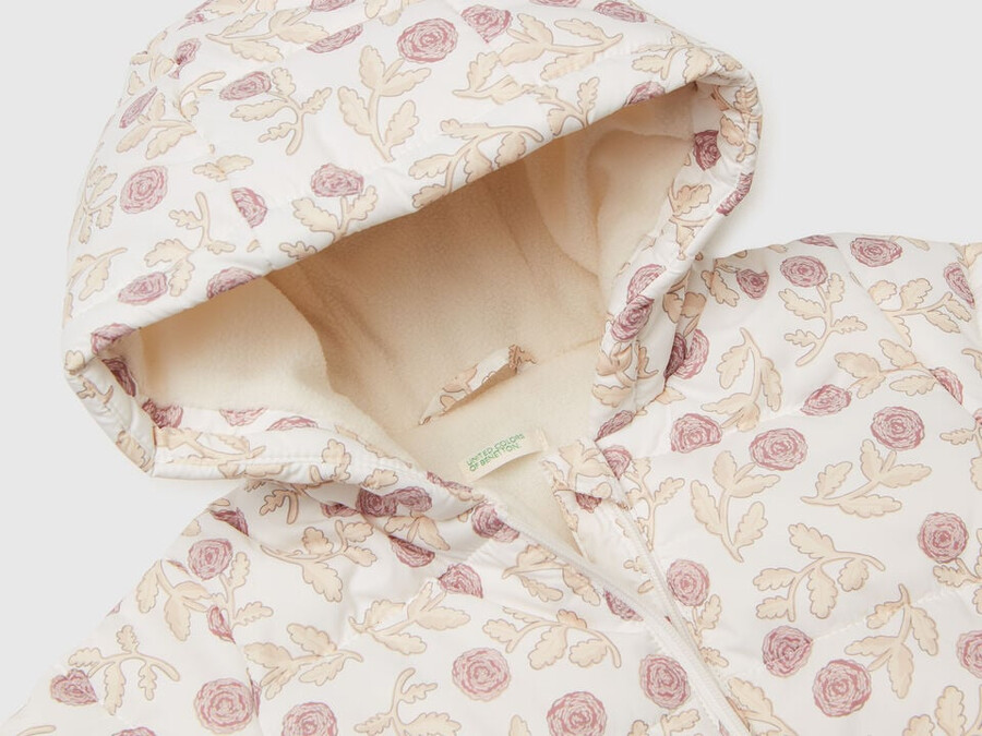 gemusterte jacke mit reißverschluss und kapuze