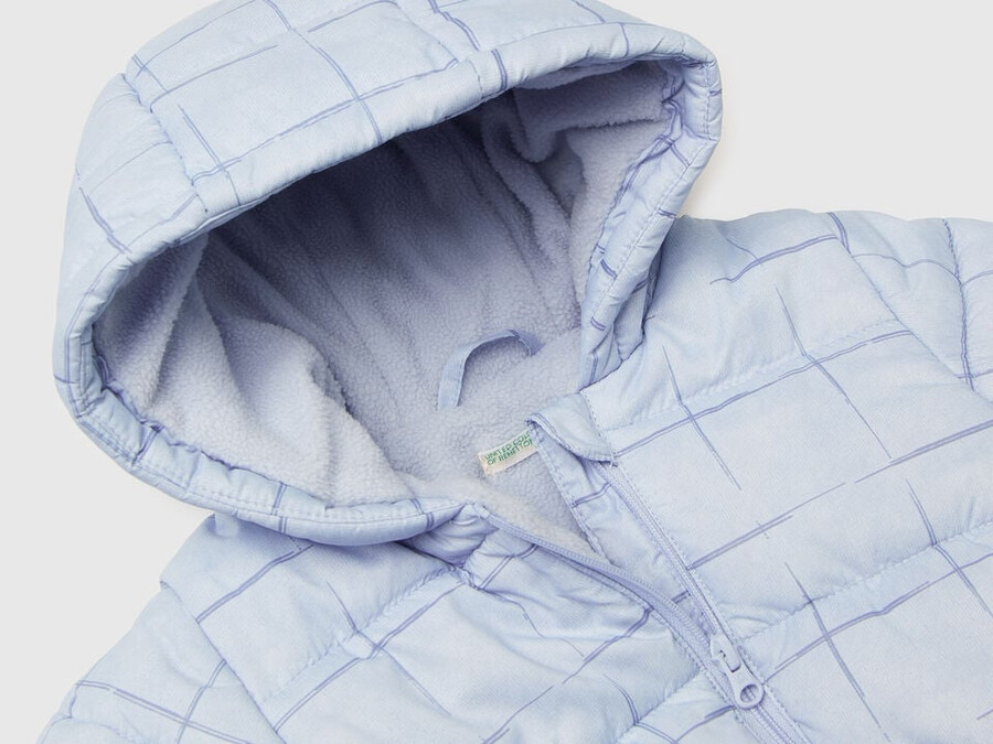 gemusterte jacke mit reißverschluss und kapuze